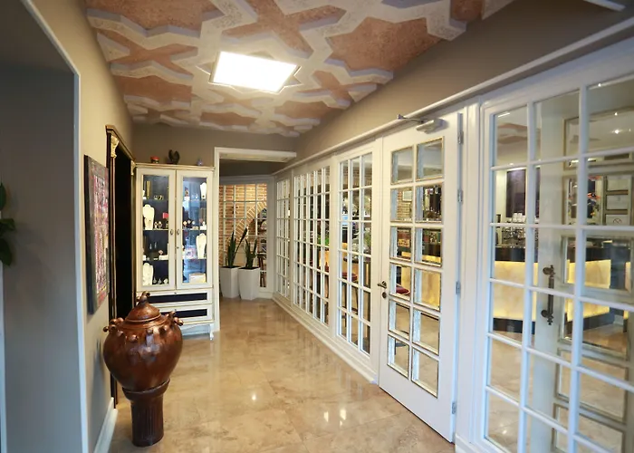 Hymeti's Palace Hotell 4*
